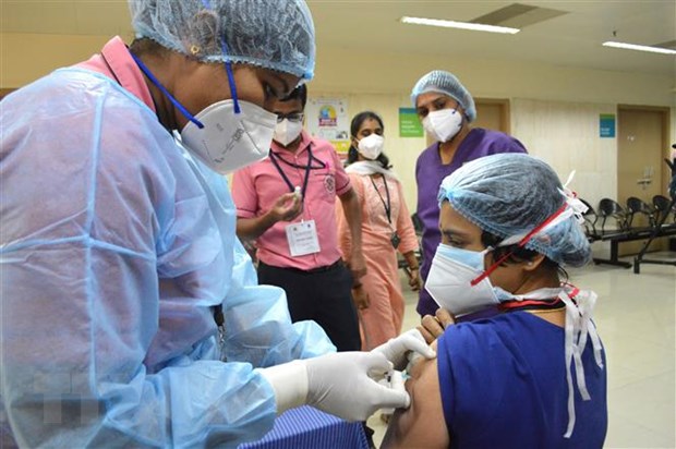 Ấn Độ: 26 trường hợp đông máu sau tiêm vaccine AstraZeneca